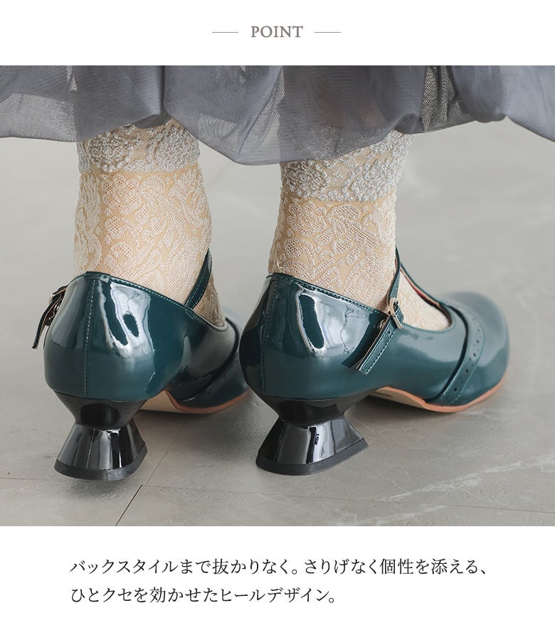 バックスタイルまで抜かりなく。さりげなく個性を添える、ひとクセを効かせたヒールデザイン。