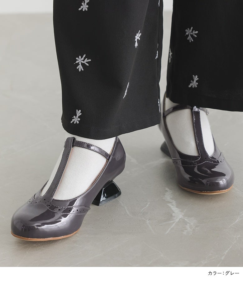 ツヤ感のあるグレーのエナメルパンプスに白ソックスを重ねた、足元のおしゃれが際立つ秋のレトロモードなコーディネート。
