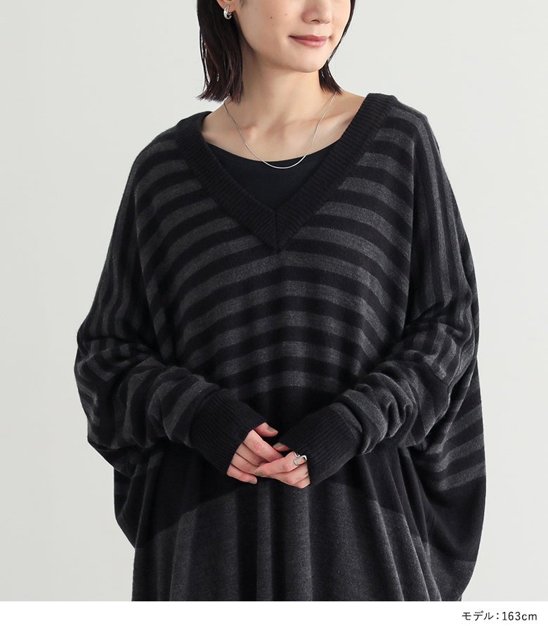 デコルテラインを美しく惹き立てる深すぎないVネック仕様。カシミヤタッチの柔らかく暖かい上質生地と上品な細見えボーダー柄で、顔まわりをスッキリ見せるデザインです。