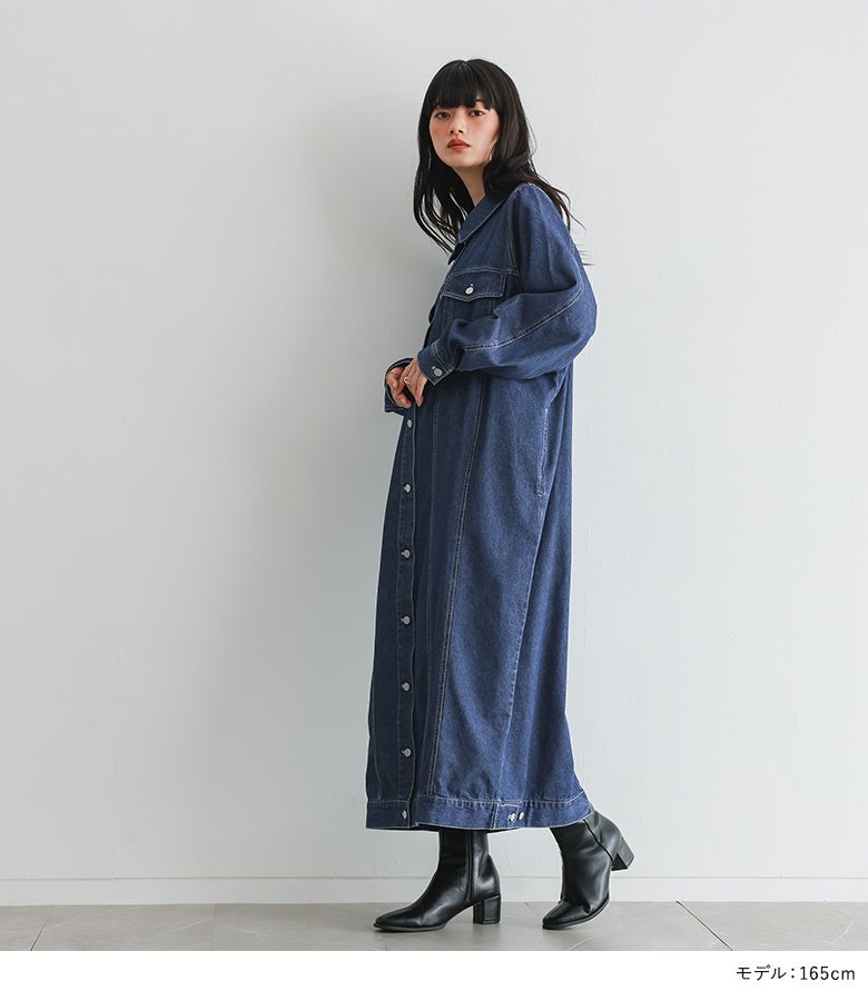 インディゴブルーのデニムロングジャケットワンピース。縦のステッチラインとロング丈のストレートシルエットが相まって、横から見てもすっきりスマートなスタイルを印象付けます。