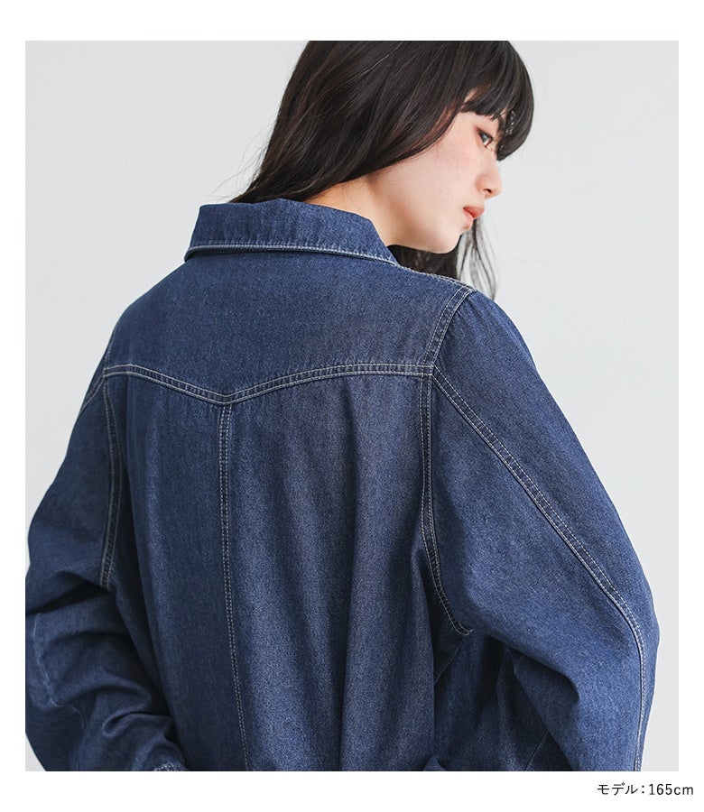 バックヨークデザインと立体的な縦ステッチ仕立て。背面の細やかなステッチラインが後姿を引き締め、落ち感のある上質なデニム生地が美しいフォルムを保ちます。
