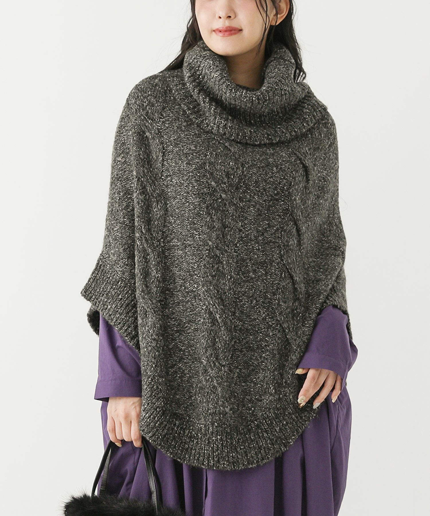 ざっくりケーブル編みタートルニットポンチョ。』