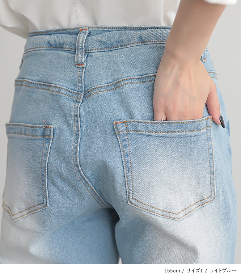 小物をサッと入れられて利便性が高く、バックシルエットを引き締める位置に配置されたスキニーデニムパンツの機能的なヒップポケットデザイン。