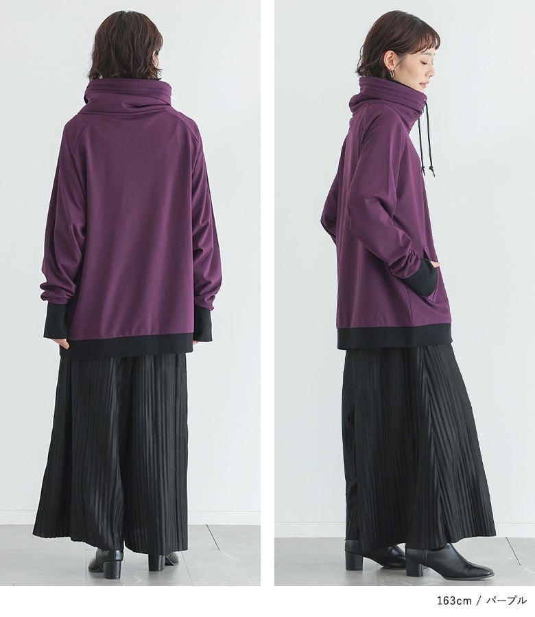 パープルのジップパーカーに黒のロングプリーツパンツとブーツを合わせたクールなワンマイルスタイル。首元の立ち上がりが美しく、防寒とおしゃれを両立します。