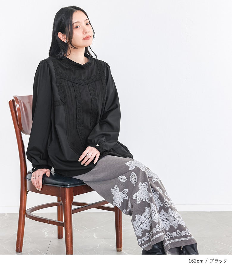 ブラックのレースデザインブラウスにレース刺繍パンツを合わせたモードスタイル。シックな黒生地に同色の装飾レースが上品に馴染み、甘さを抑えた洗練された着こなしを叶えます。