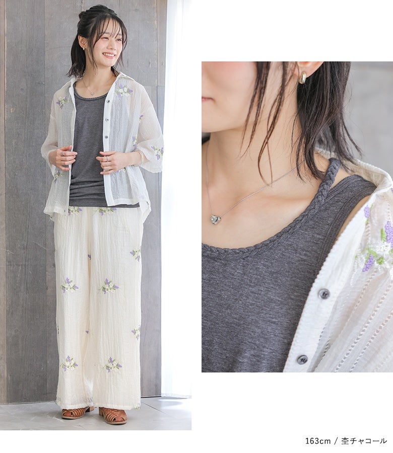 杢チャコールの三つ編みタンクトップと透け感のある花柄刺繍シャツ、ワイドパンツを合わせた、涼しげで上品な大人の休日リラックスコーディネート。