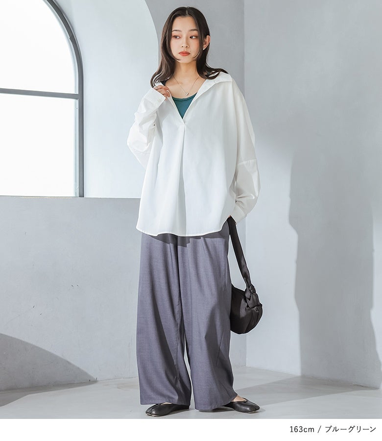 ブルーグリーンのタンクトップにオーバーサイズの白スキッパーシャツとグレーワイドパンツを合わせた、こなれ感漂う大人のオフィスカジュアル・休日コーデ。
