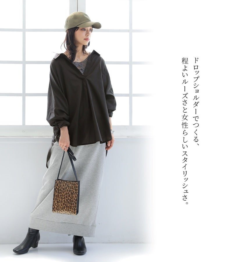 ドロップショルダーでつくる程よいルーズさが魅力のスキッパーシャツ。ブラックのシャツにグレーのタイトスカートとキャップを合わせたクールなスポーツミックスコーデ。