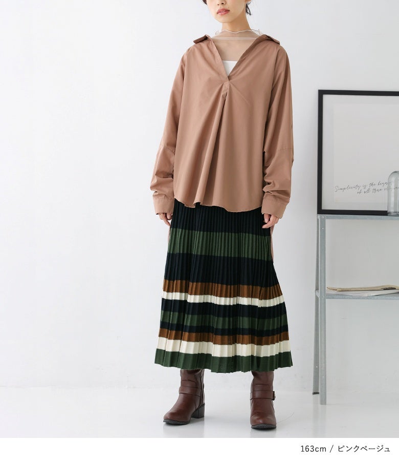 ピンクベージュのスキッパー長袖シャツに配色プリーツスカートとショートブーツを合わせた秋冬のお出かけコーデ。柔らかなカラーで上品な大人女子の雰囲気を演出します。