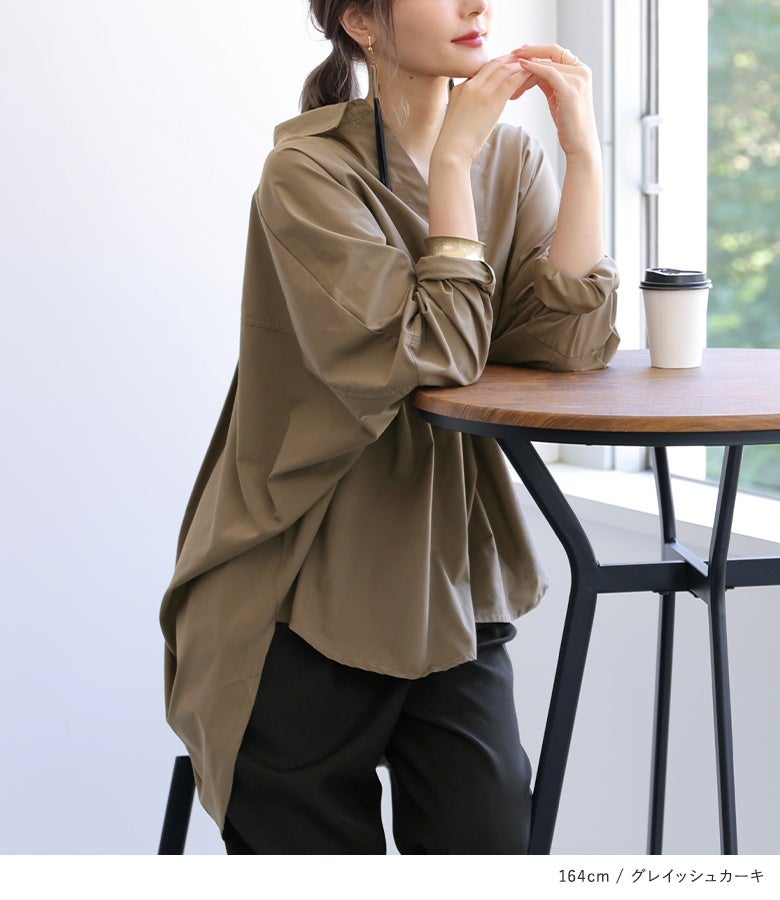 グレイッシュカーキの長袖スキッパーシャツと黒パンツのカフェランチスタイル。前後差のあるヘムラインで横から見てもシルエットがおしゃれに決まります。