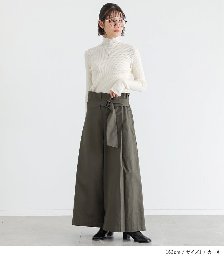 カーキのベルトカシュクールワイドパンツに白のリブニットを合わせたきれいめモードスタイル。ウエストマークが腰位置を高く魅せ、リラックス感がありながらもすっきりスマートに整えます。