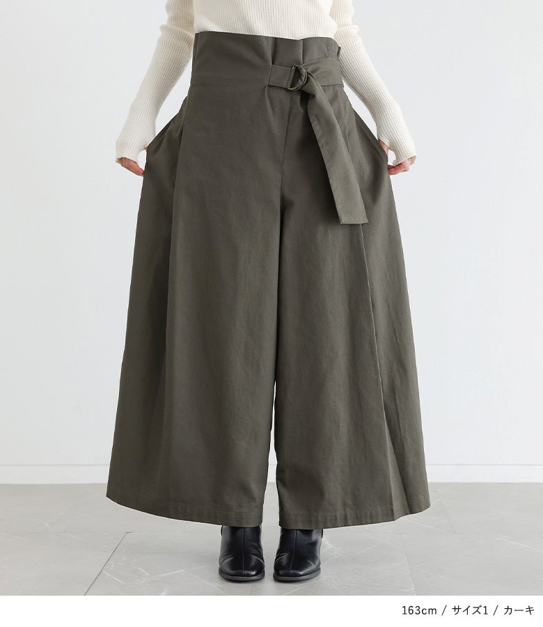 カーキのベルトカシュクールワイドパンツ。広がりすぎないワイドストレートラインとフロントのラップデザインが、足元まで優雅で立体的な美シルエットを叶えてくれます。
