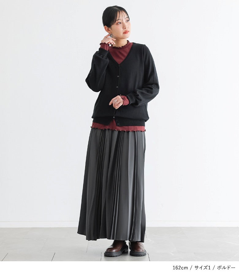ボルドーのメローリブカットソー。深みのあるボルドーと黒カーディガンの組み合わせが手元や首元から効果的に覗き、プリーツスカートとあわせたシックな装いを演出します。