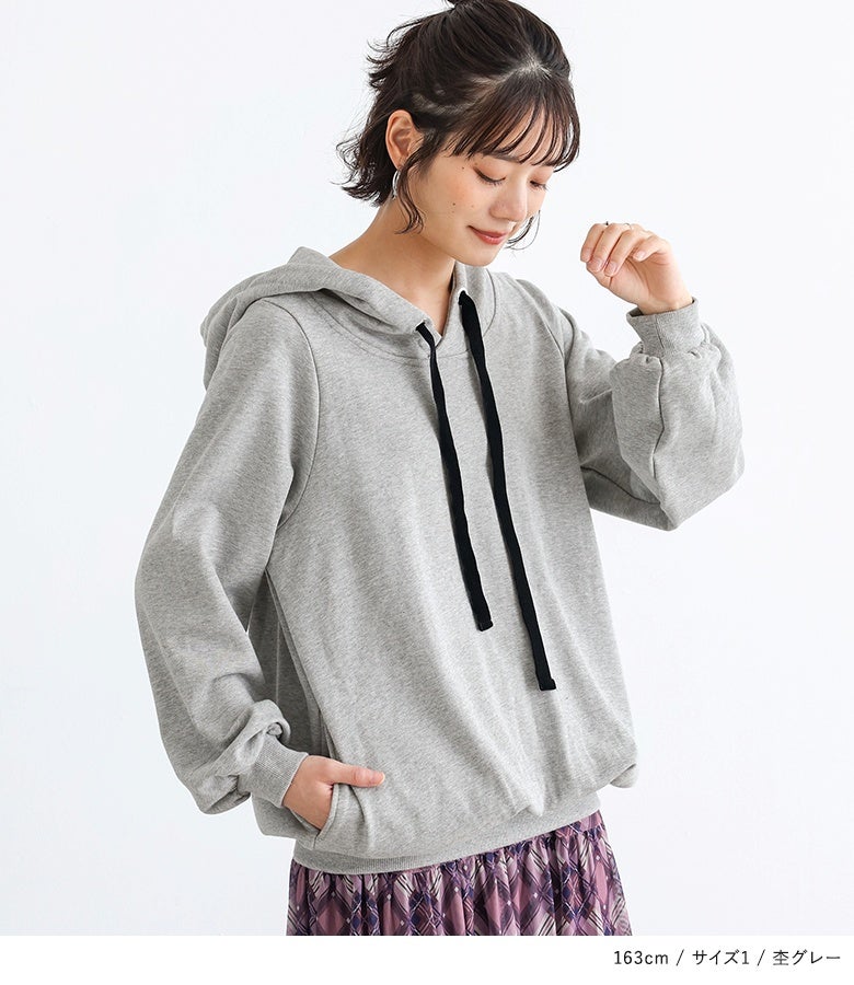 杢グレーのベロアリボンパーカー。柔らかなスウェット素材と袖口のぽわんとした膨らみが、デイリー使いに重宝するリラックス感溢れる着こなしを叶えます。