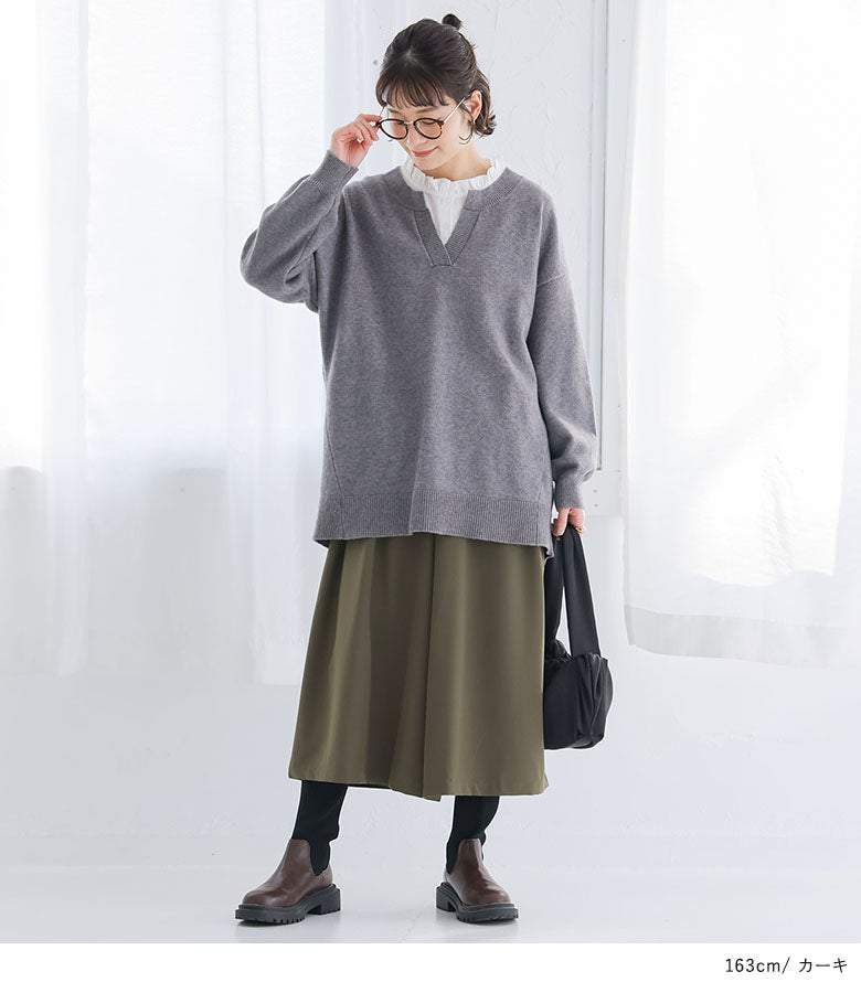 カーキの大人ガウチョパンツにグレーのスキッパーニットとショートブーツをあわせた休日のお出かけスタイル。深みのあるカラーがこなれた大人のカジュアルを演出します。