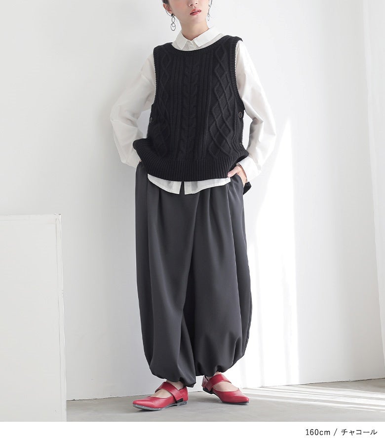 チャコールのアラビアンワイドパンツにベストと白シャツを合わせたレイヤードスタイル。深めのフロントタックが生み出す立体的なボリューム感が、洗練された大人の着こなしへ導きます。