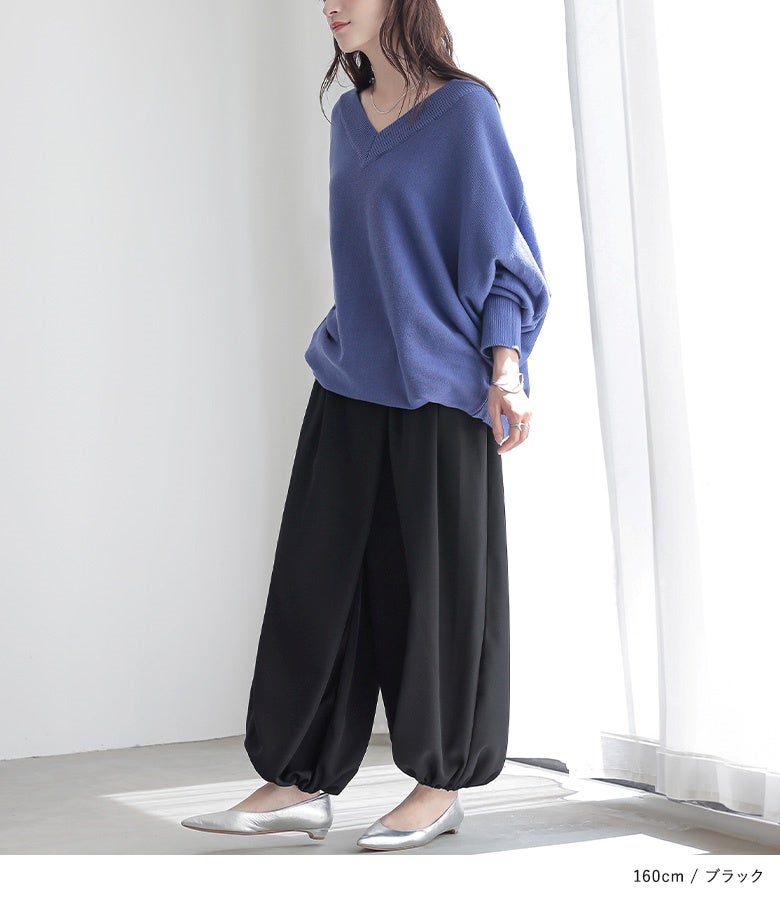 ブラックのアラビアンワイドパンツ。裾に向かって自然に広がるふんわりとしたワイドフォルムが下半身を自然にカバーし、洗練された大人のモードスタイルを完成させます。