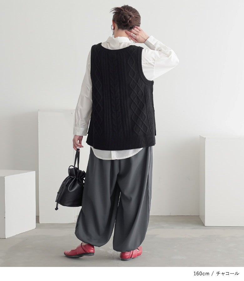 チャコールのアラビアンワイドパンツ。ウエスト後ろゴム仕様によるギャザー仕立てが、背中から見ても腰周りを自然にカバーし、快適なはき心地と美しいフォルムをキープします。