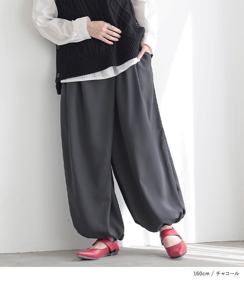 チャコールのアラビアンワイドパンツ。腰周りをすっきり整える幅広ウエストベルトと、足元でキュッとすぼまる裾ゴムデザインが、全体のメリハリと脚長なスタイルアップへ導きます。