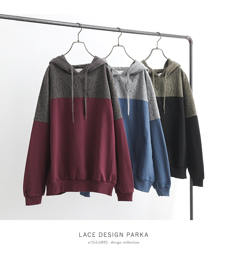 ボルドー、新色ブルー、ブラックの深みのある3色展開。異素材レースの切り替えと程よいゆとりのあるフォルムが、着るだけで大人のこなれたカジュアルを完成させます。