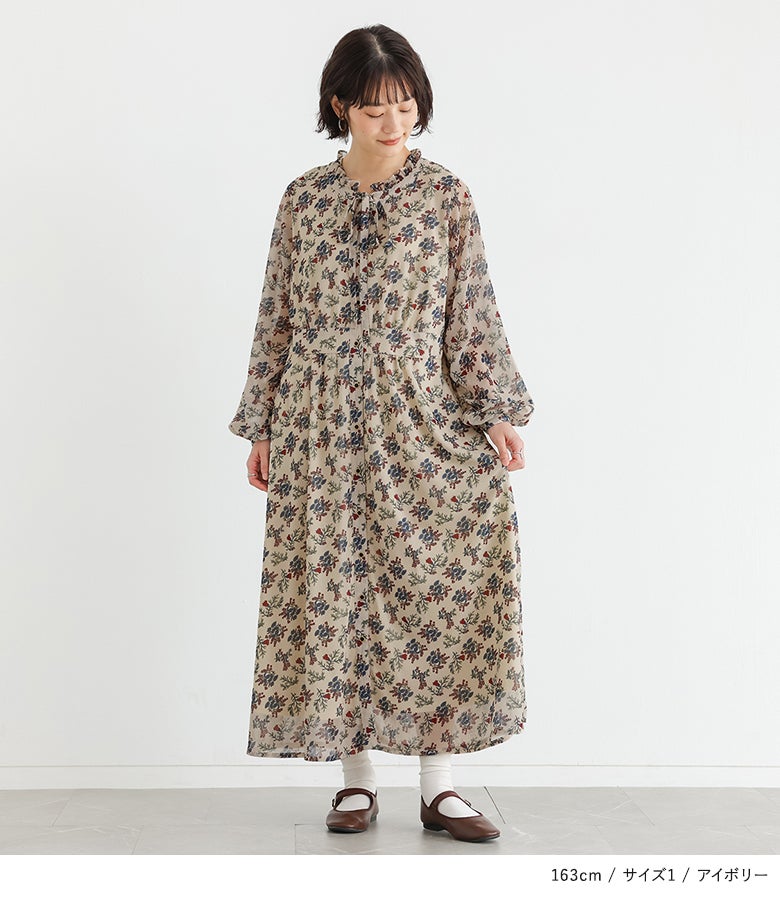 アイボリーの花柄ワンピースに白ソックスとブラウンのストラップシューズを合わせた、可憐でナチュラルな休日お出かけコーデ。