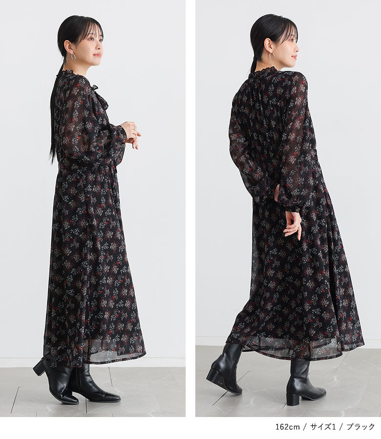 ブラックの小花柄ワンピースを着用したスタイリング。程よいシアー感とふんわり揺れるフレアラインが、360度どこから見ても上品で華やかな印象を与えます。