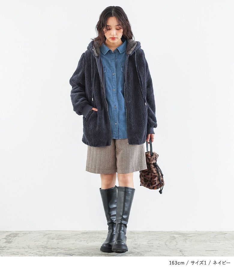 ネイビーの配色ボアパーカーにデニムシャツとチェック柄ショートパンツ、黒ロングブーツを合わせたトレンド秋コーデ。ショート丈ボトムスと合わせることでメリハリのあるスタイルアップスタイルが叶います。