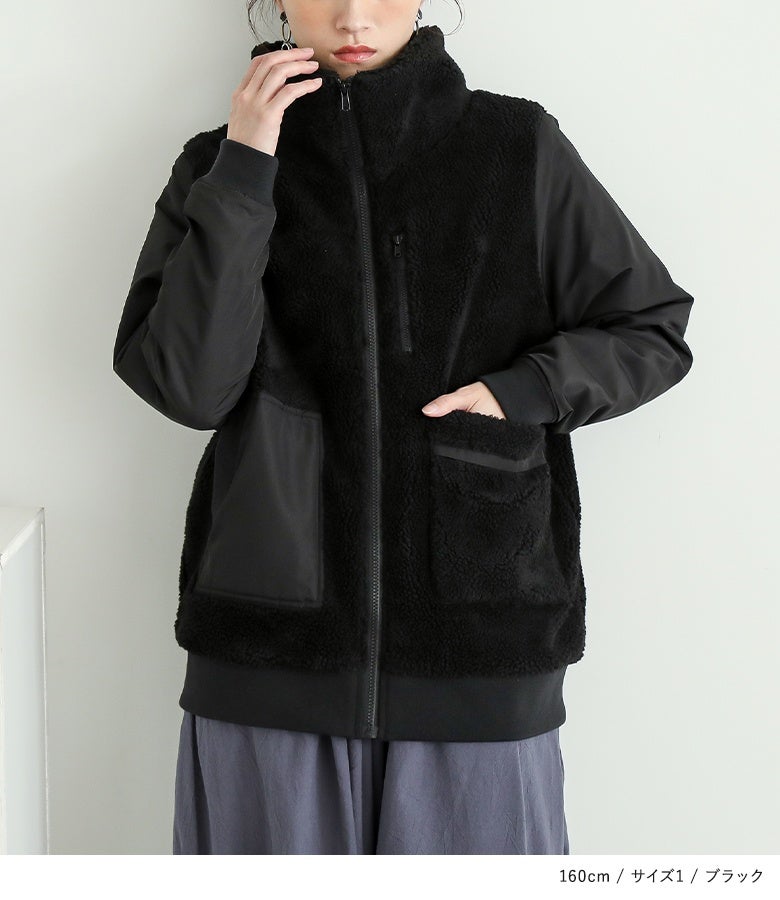 首元まであたたかいスタンドカラー仕様のブラックボアブルゾン。ボリュームのあるボアと袖の異素材切り替えがメリハリを生む、大人シックな秋冬カジュアルスタイルです。