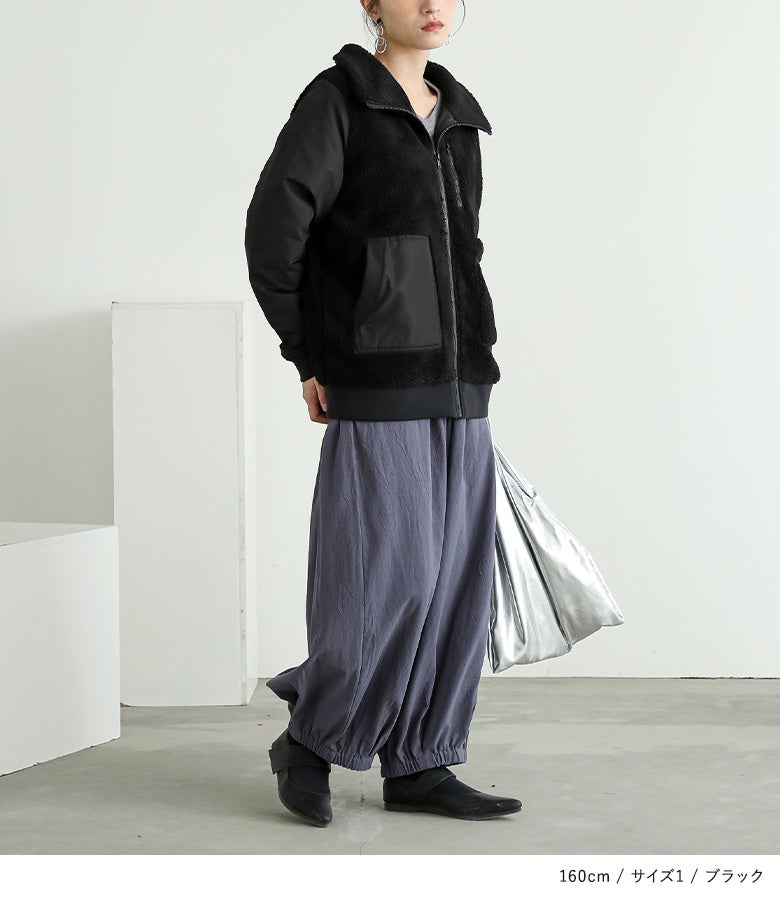 ブラックの異素材ボアブルゾンにグレーのワイドパンツとシルバーバッグを合わせた洗練モードスタイル。ゆったりとしたシルエットでストレスフリーな着心地を叶えます。