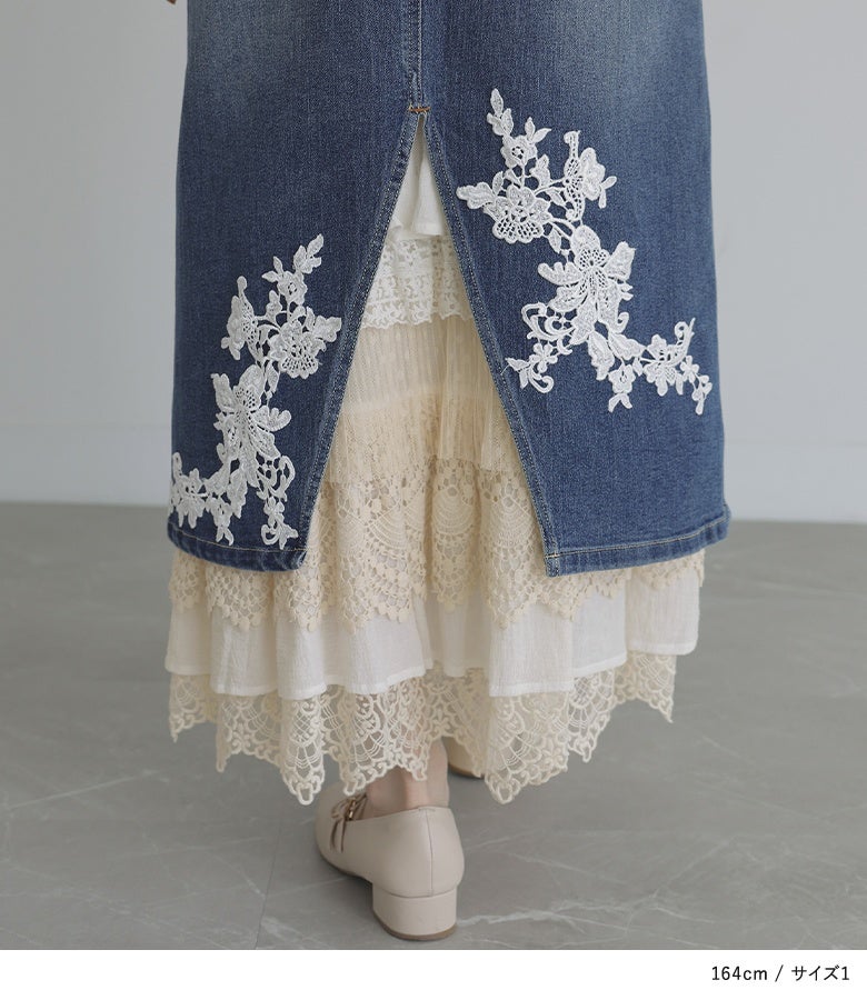 バックの大きなスリットから覗く贅沢なレースライナー。デニム裾にあしらわれた白のフラワーレース刺繍が後ろ姿を華やかに彩り、歩くたびにドラマチックな印象を与えます。
