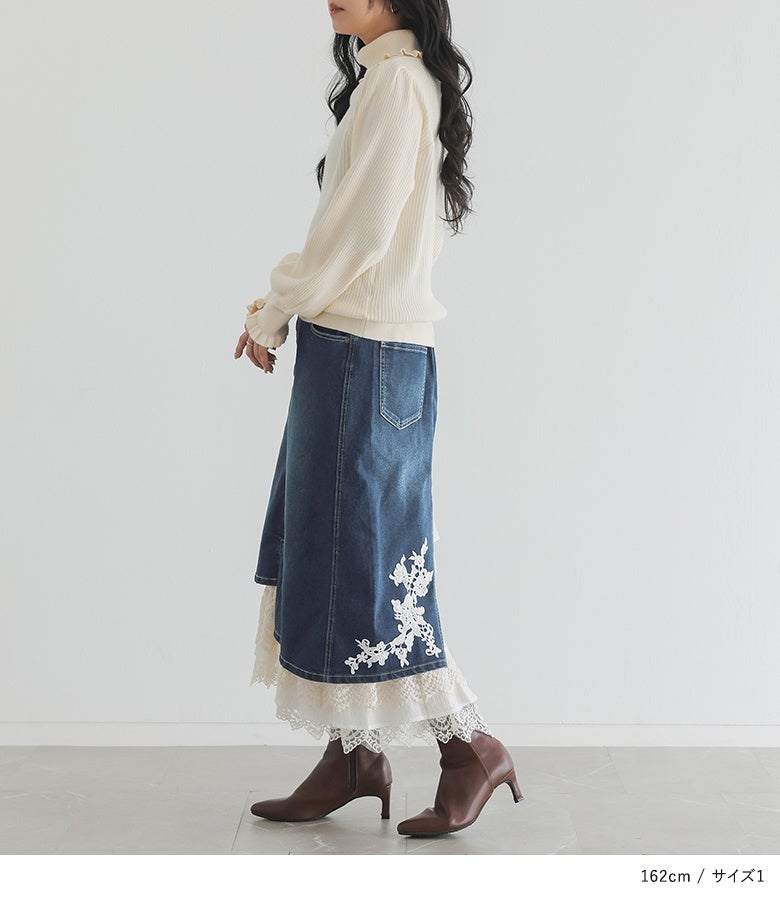 裾のレース刺繍とサイドスリットがおしゃれなインディゴブルーの異素材ドッキングデニムスカート。ブラウンのヒールブーツをあわせた洗練された秋のキレイめスタイル。
