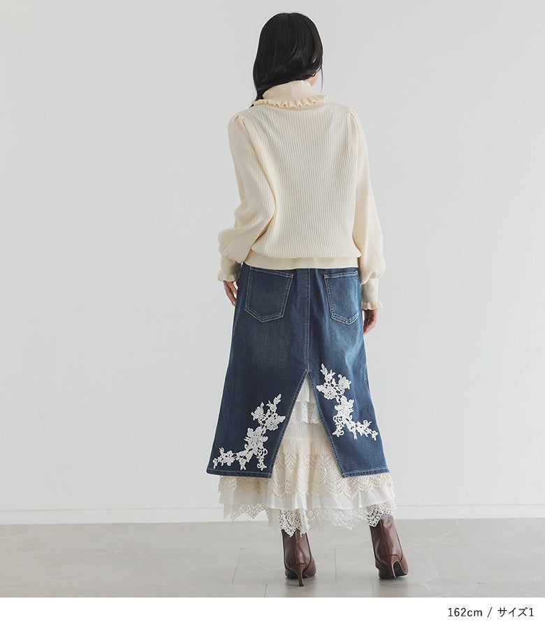バックスタイルに咲くレース刺繍とティアードレースが目を惹くブルーデニムスカート。白ニットとショートブーツを合わせた、上品で抜け感のあるきれいめお出かけスタイル。