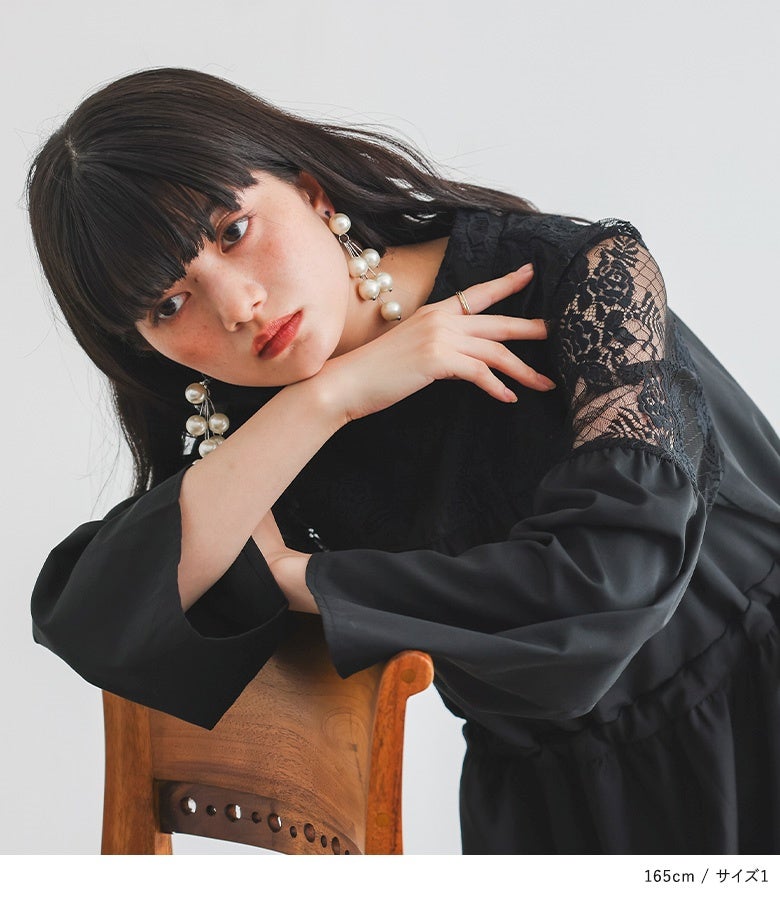 肩まわりに透け感のあるレースを切り替えたブラックのオケージョンワンピース。パーティーや結婚式などのフォーマルシーンで上品な抜け感と華やかさを演出する洗練されたデザインです。