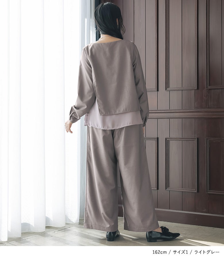 ライトグレーのシフォンドッキングセットアップ。バックスタイルまでぬかりなく施されたシフォン切替とワイドパンツの縦ラインが、全方向から品のある佇まいを叶えます。