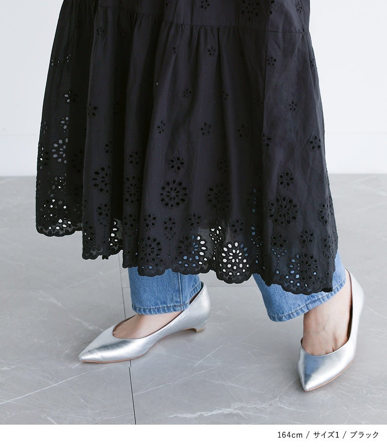 裾部分に贅沢にあしらわれたスカラップ仕様の刺繍レースディテール。貝殻のように優美に波打つ繊細なカットワークが、足元に軽やかな抜け感と大人上品なニュアンスを演出します。