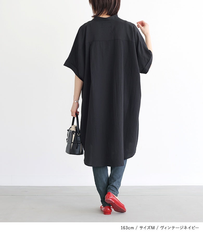 ヴィンテージネイビーのデニムレギンスパンツに、ゆったりとした黒の半袖ロングシャツワンピースを羽織ったリラクシーな後ろ姿。縦のラインを強調するスマートなスリムシルエットが、ルーズなトップスと合わせても抜群のすっきり見せを叶えます。