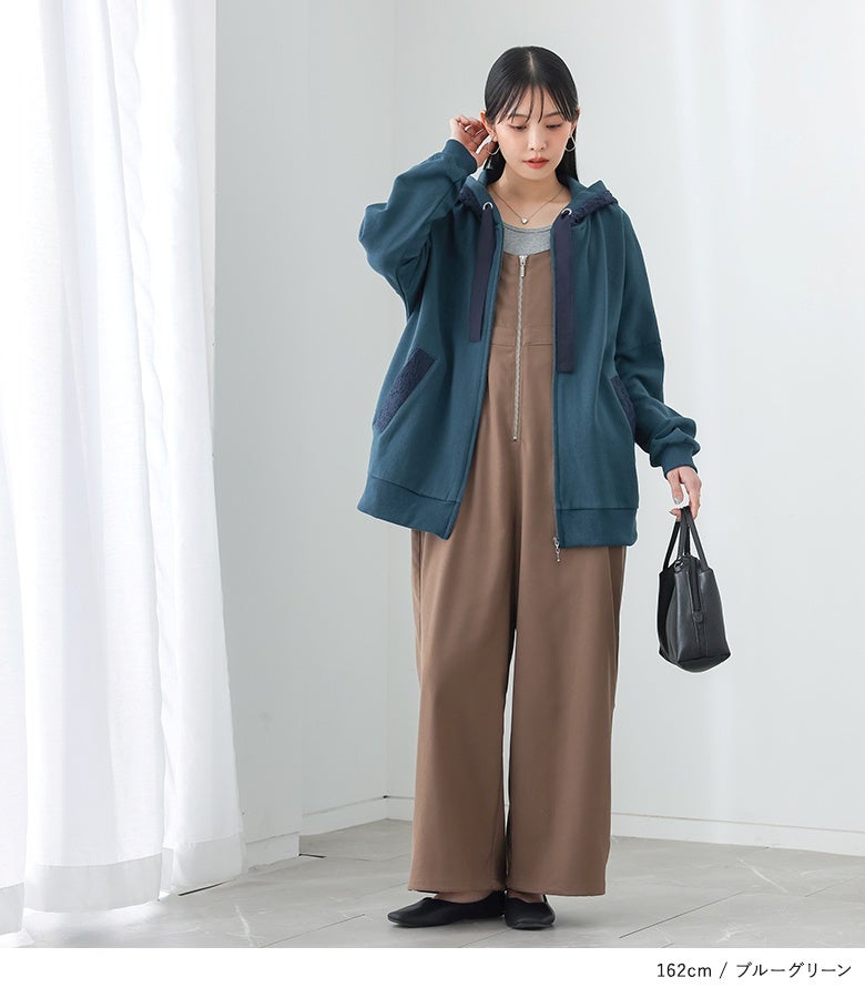 ブルーグリーンのジップパーカーにサロペットをあわせたラフな大人カジュアル。フードからのぞくレースと微配色のリボンが、マニッシュなオールインワンに程よい甘さを与えます。