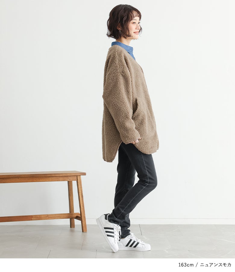 サイドの丸みのあるカットと前後差丈がすっきりとした印象を与えるモカカラーのボアジャケット。細身のデニムパンツやスニーカーと合わせたアクティブな秋冬コーデにおすすめ。