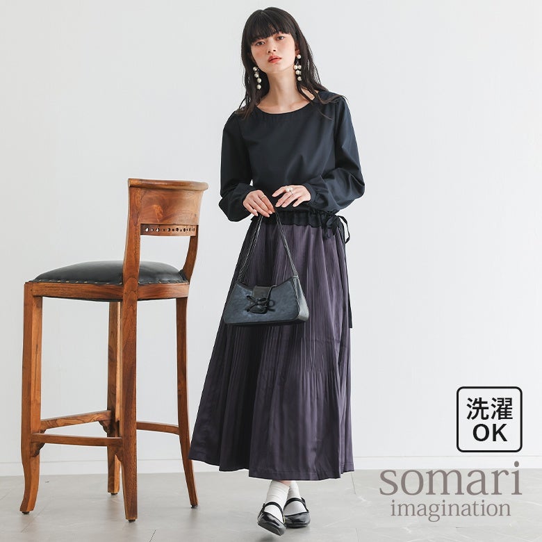 お家で洗濯OKな消しプリーツドッキングワンピース。滑らかなスーツ生地のトップスと艶やかなサテンプリーツスカートを組み合わせ、着るだけで洗練されたシックなドッキングスタイルを叶えます。
