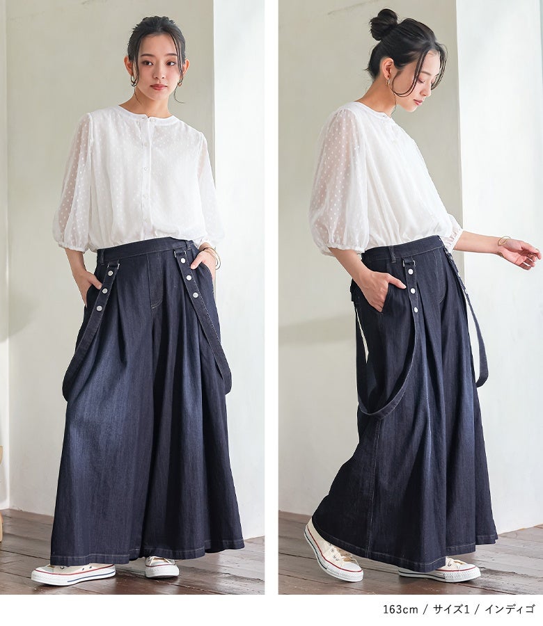 深みのあるインディゴカラーのデニムワイドパンツにシフォンブラウスを合わせた大人のきれいめ上品コーデ。接触冷感・UVカット・遮熱効果・抗菌防臭機能で、真夏の外出も快適に過ごせます。