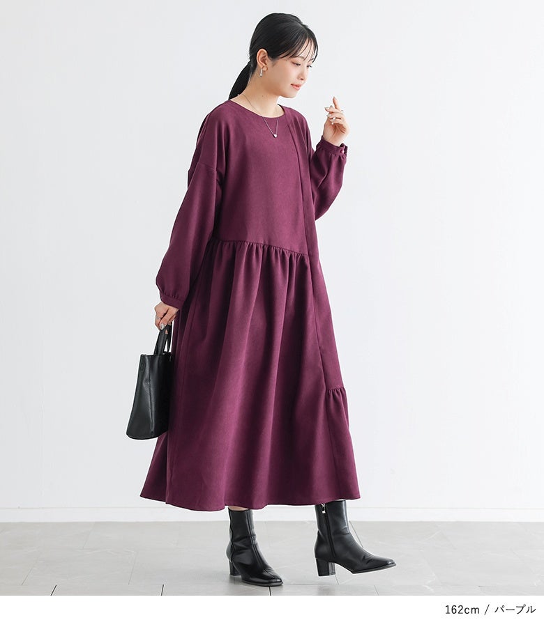 パープルの切替アシメティアードワンピース。深みのある華やかなパープルカラーが美しく映え、歩くたびに揺れるティアードラインが大人っぽくエレガントに映えます。