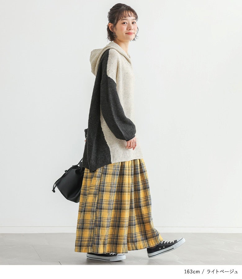 ライトベージュ×ダークグレーのバイカラーニットパーカーにチェック柄フレアスカートを合わせた、リラックス感溢れる大人のタウンユースコーデ。