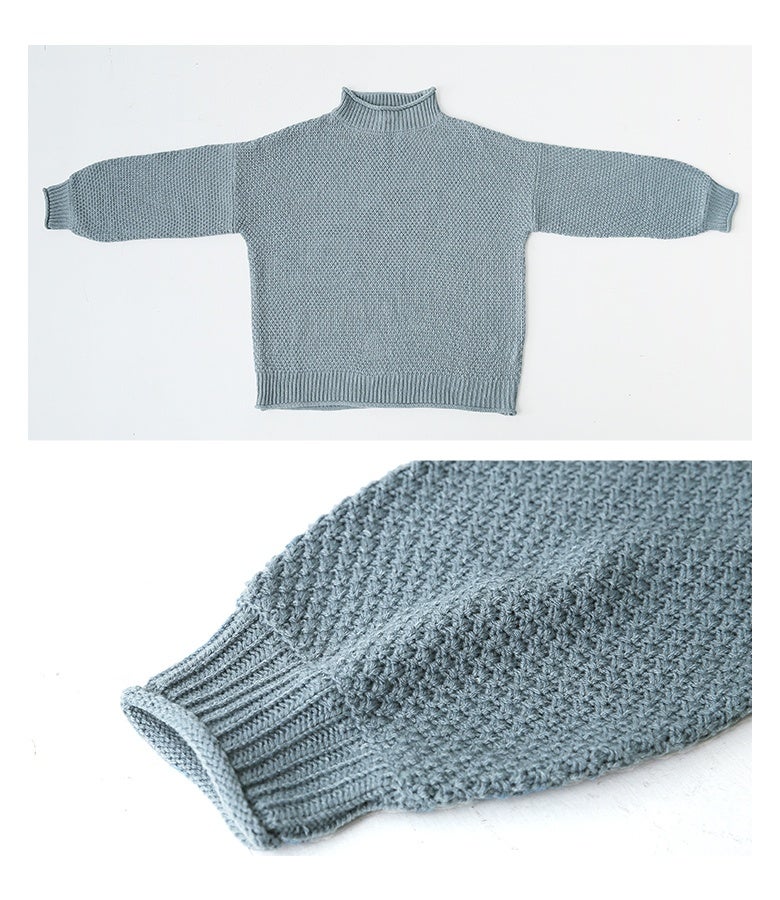 かのこ編みニットの全体フォルムと袖口のロールリブデザイン。型崩れしにくい凹凸編地とぽわんとした丸みのある袖仕様で、360度どこから見ても愛らしいシルエットをキープします。
