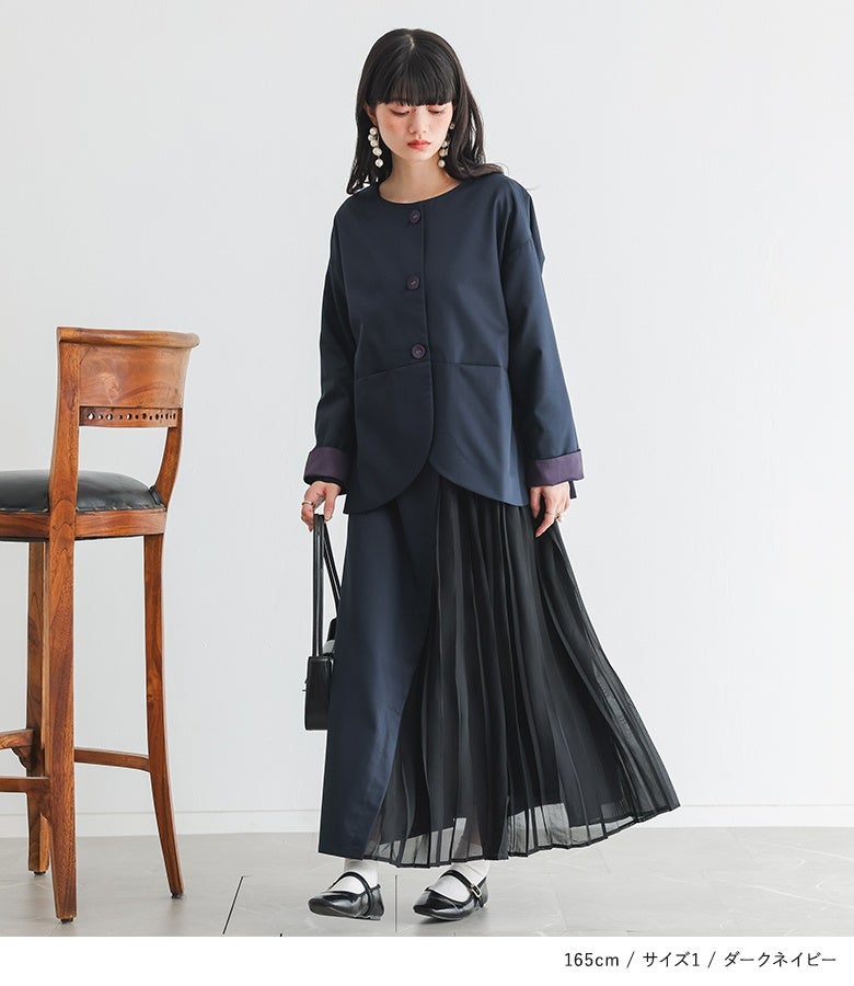 ノーカラージャケットと合わせたセットアップ風スタイル。アシンメトリーなジャケット裾と歩くたびに広がるシフォンプリーツの重ね着が、フォーマルな場面にも映える上品で端正な装いを叶えます。