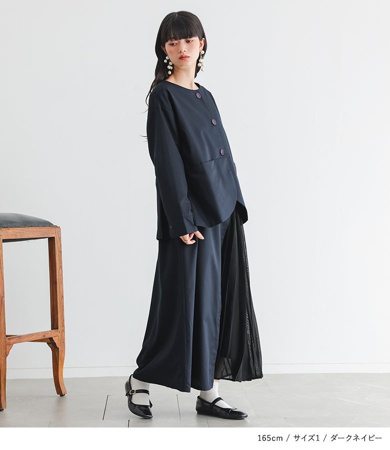 ダークネイビーのサイドプリーツロングワンピース。同素材のジャケットを羽織ることで奥行きのあるレイヤードが生まれ、360度どの角度から見ても洗練されたモードな美しいシルエットを惹き立てます。