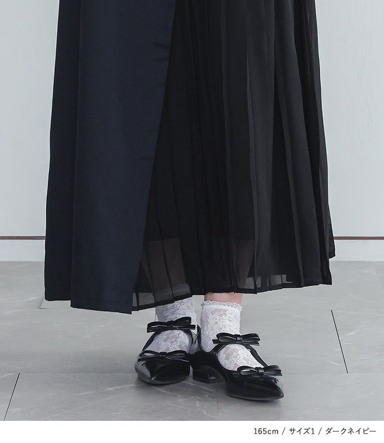 透け感のあるシフォンプリーツと裏地仕様の裾ディテール。軽やかな風合いのプリーツが足元に心地よい抜け感を生み出し、洗練された女性らしさを演出します。