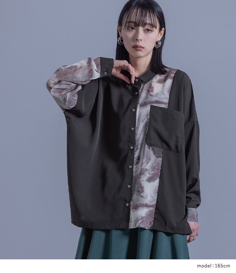 マーブル柄シアー切り替えシャツ。フロントラインを縦に走るアシンメトリーな柄使いと、透け感のあるシアー袖が重たくなりがちな暗めトーンに軽やかなニュアンスを添えてくれます。