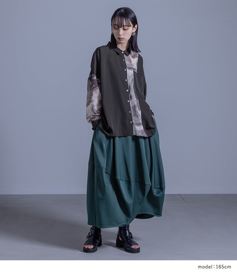 マーブル柄シアー切り替えシャツに変形ボトムスを合わせたスタイル。ゆったりとしたオーバーサイズフォルムと落ち感のある生地が、こなれ感漂う大人のモードカジュアルを叶えます。