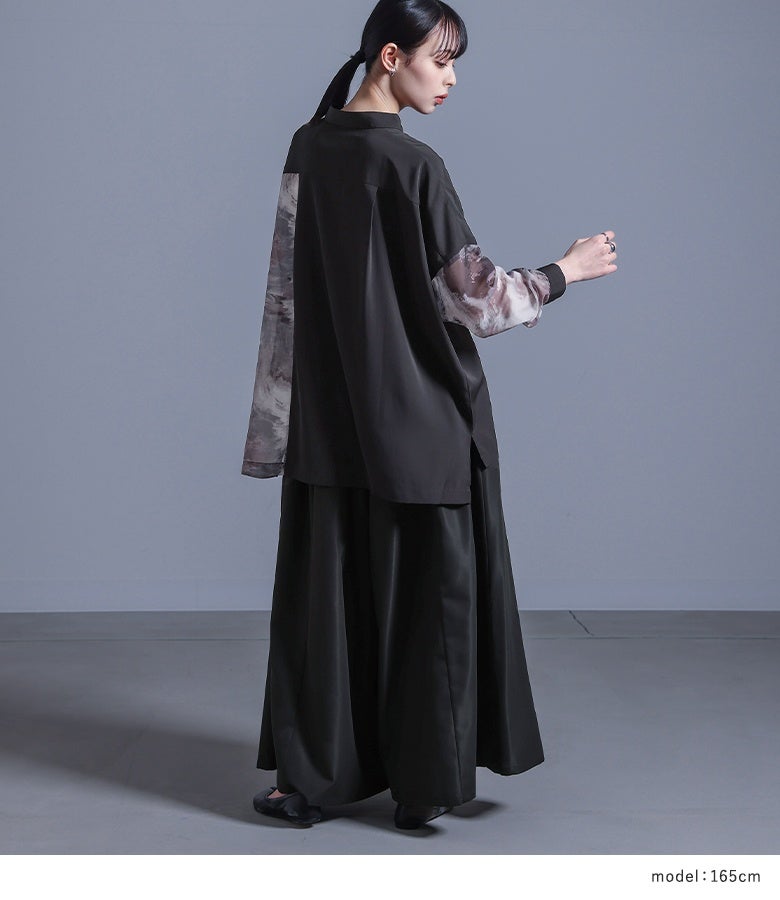 マーブル柄シアー切り替えシャツ。背中のヨーク切替とタックディテールがふんわりとした立体感を生み出し、袖や身頃のシアー素材が軽快でおしゃれな佇まいをキープします。