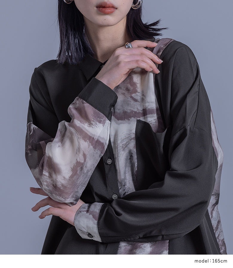 マーブル柄シアー切り替えシャツ。透け感のあるマーブル柄シアー袖とフロントの縦ライン切り替えが、シックなブラックに軽やかな透明感とモードなニュアンスをプラスします。